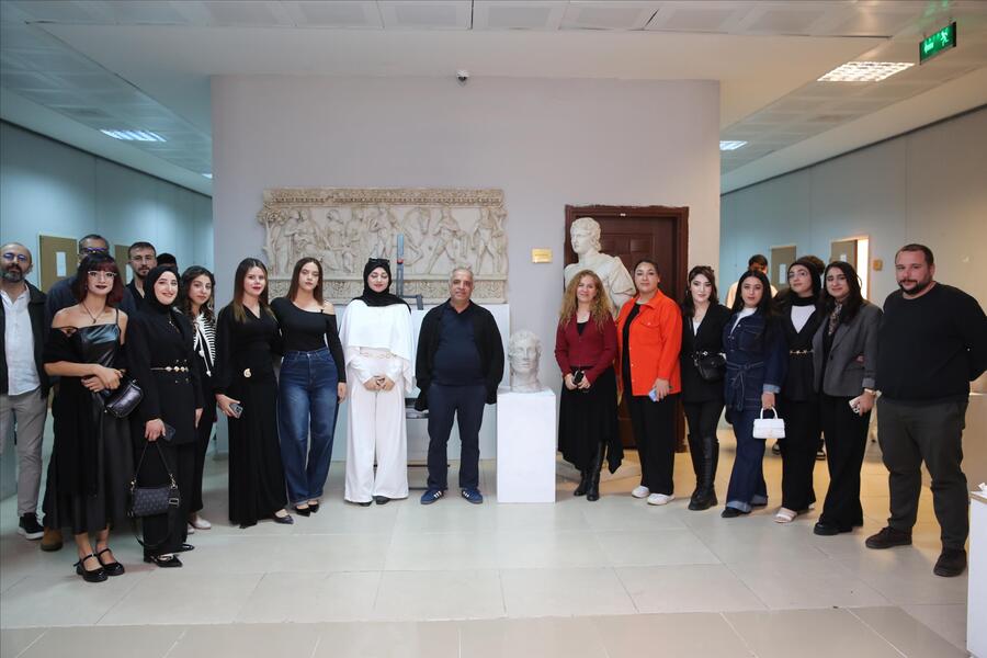 -bust-heykel-sergisi-sanatseverlerle-bulustu