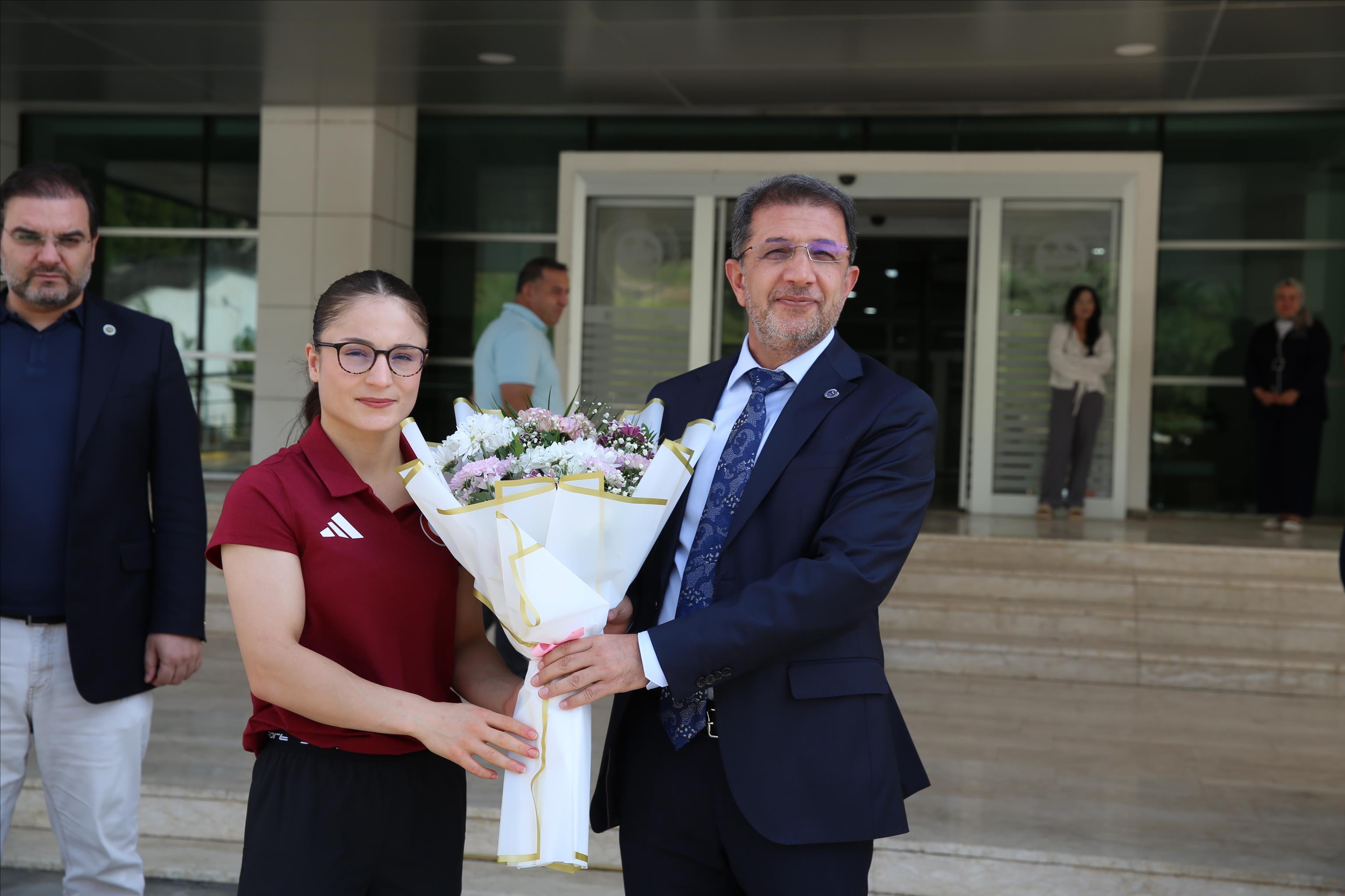 avrupa-ucuncusu-ogrencimiz-nurselen-yalgettekin-e-rektor-alkis-tan-tebrik