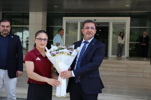 Avrupa Üçüncüsü Öğrencimiz Nurselen Yalgettekin’e Rektör Alkış’tan Tebrik 