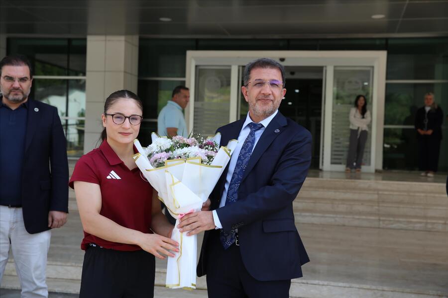 Avrupa Üçüncüsü Öğrencimiz Nurselen Yalgettekin’e Rektör Alkış’tan Tebrik  görseli
