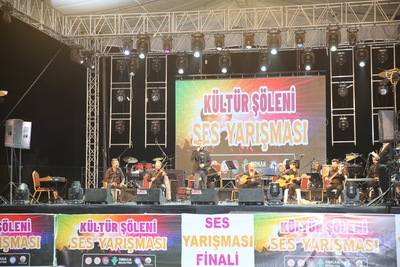 Gençlik ve Spor Bakanı Kasapoğlu, Rektörümüzün jüri üyeliğini yaptığı  &quot;Kültür Şöleni ve Ses Yarışması&quot; finaline katıldı