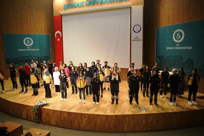 İlk ve Acil Yardım Bölümü’nden mezun olan öğrencilerimiz meslek yeminlerini coşkuyla etti