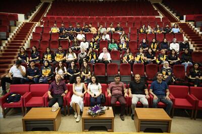 İlk ve Acil Yardım Programından mezun olan öğrencilerimiz “Paramedik Andı” nı okuyarak mezun oldular