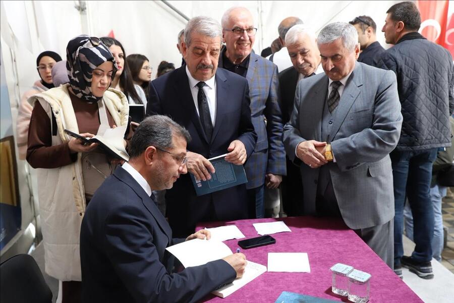 rektor-alkis-cizre-kitap-fuarinda-halkla-bulustu