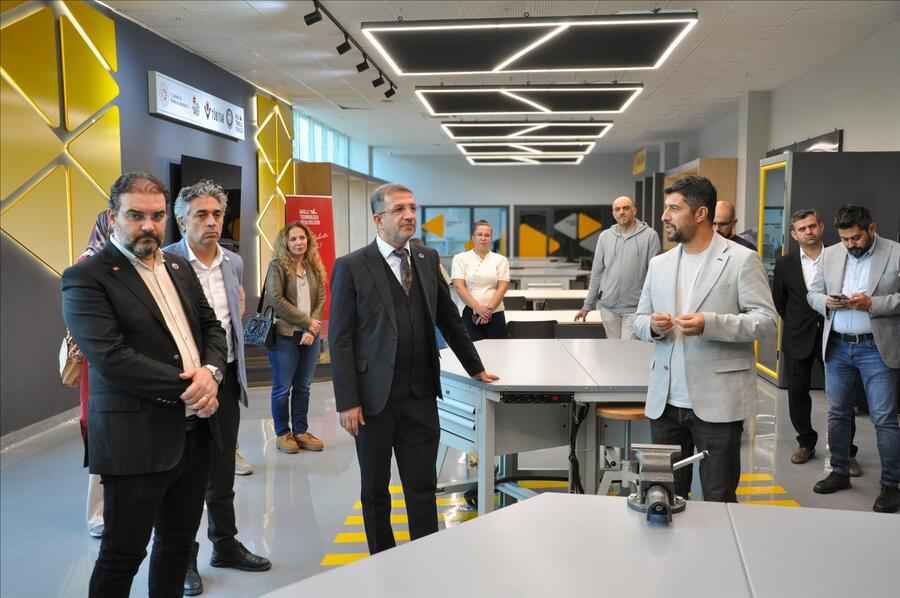 Rektör Alkış Milli Teknoloji Atölyesinde İncelemelerde Bulundu görseli