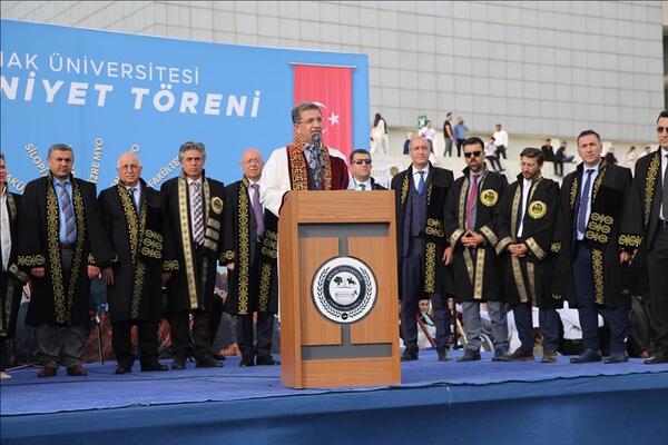 Rektörümüz Prof. Dr. Abdurrahim Alkış Mezun Olan Öğrencilerimize: “Modern Hayatı ve Modernist Düşünceyi Eksisiyle Artısıyla Eleştirel Gözle Sorgulayın”