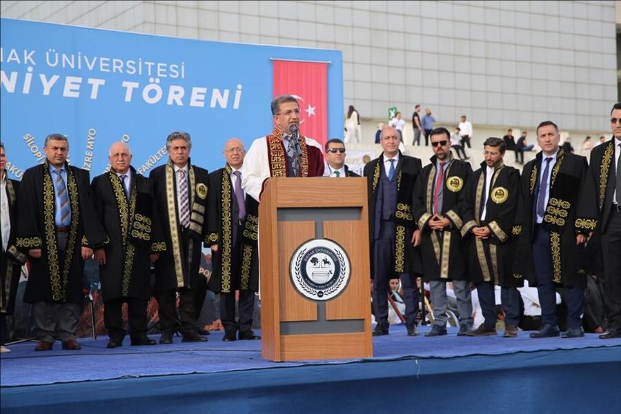 Rektörümüz Prof. Dr. Abdurrahim Alkış Mezun Olan Öğrencilerimize: “Modern Hayatı ve Modernist Düşünceyi Eksisiyle Artısıyla Eleştirel Gözle Sorgulayın” görseli