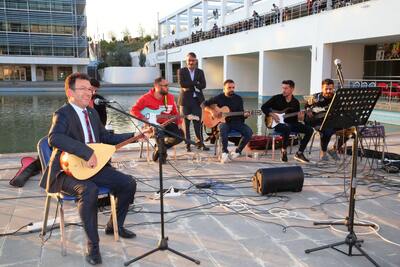 Rektörümüz Prof. Dr. Erkan, Gençlik Şöleni’nde öğrencilerimiz için bağlama çaldı