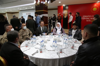 Rektörümüz, şehit aileleri için düzenlenen &quot;Devlet Övünç Madalyası&quot; programına katıldı