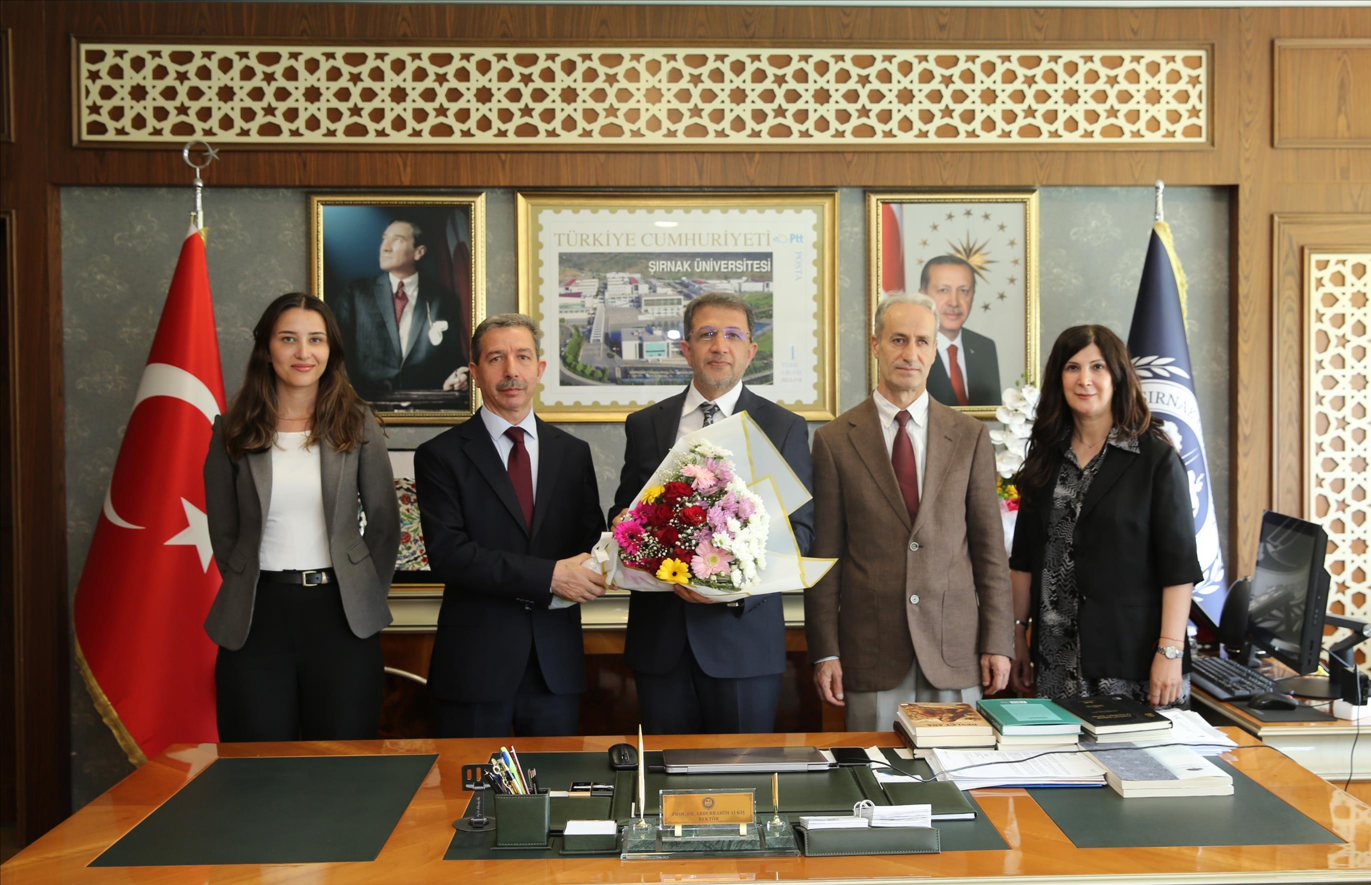 sgk-il-muduru-mahmut-gun-ve-beraberindeki-calisma-arkadaslari-prof-dr-abdurrahim-alkis-i-makamind