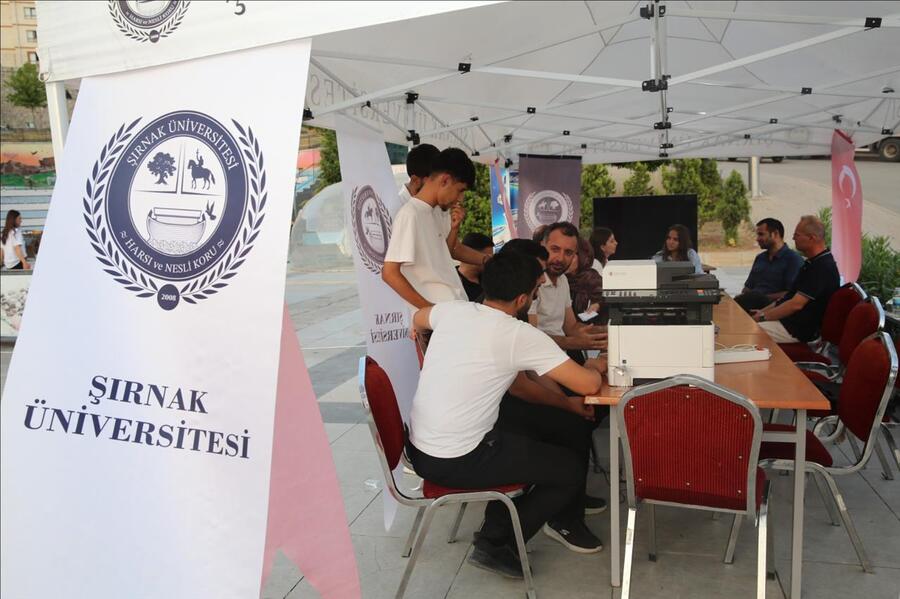 Şırnak Üniversitesi Tercih Döneminde Aday Öğrencilerin Yanında görseli