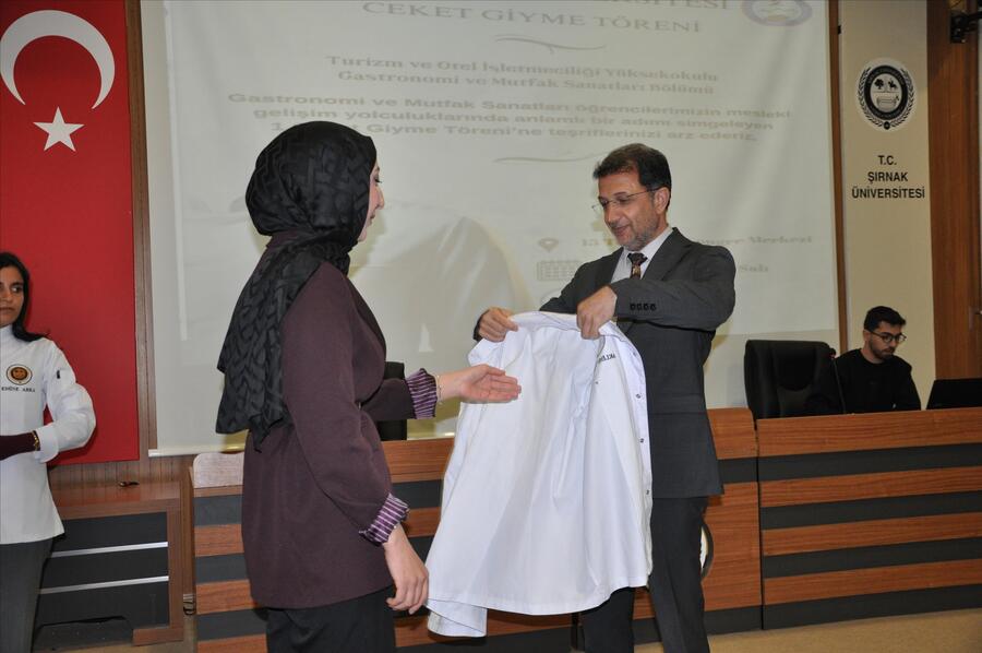 Üniversitemiz Gastronomi ve Mutfak Sanatları Bölümü Öğrencileri İçin Ceket Giyme Töreni Düzenlendi görseli