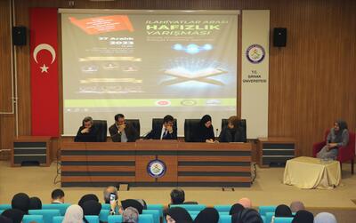 Üniversitemizde İlahiyatlar Arası Hafızlık Yarışmasında bayan hafızlar yarıştı