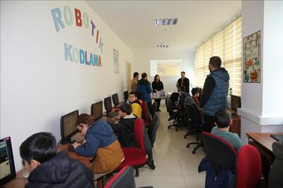 universitemizde-robotik-kodlama-kursunu-bitiren-ogrencilere-sertifika-verildi