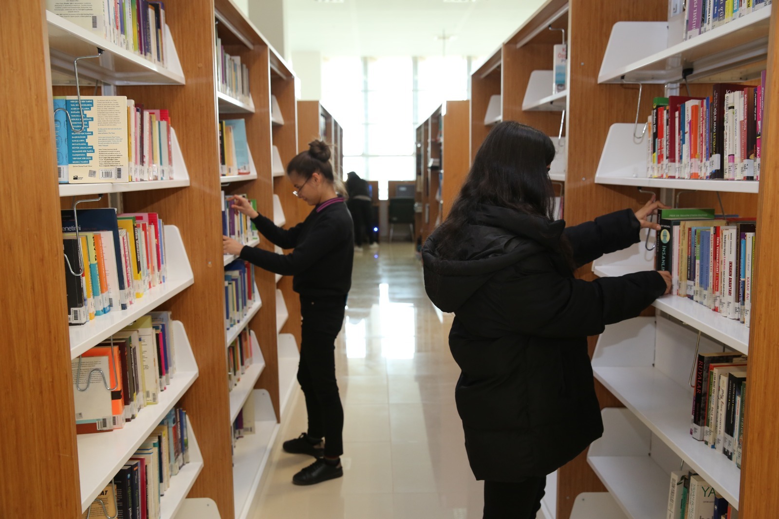 Kütüphanemizde 72 bin 784 adet basılı kaynak, 3 milyon 250 bin 78...