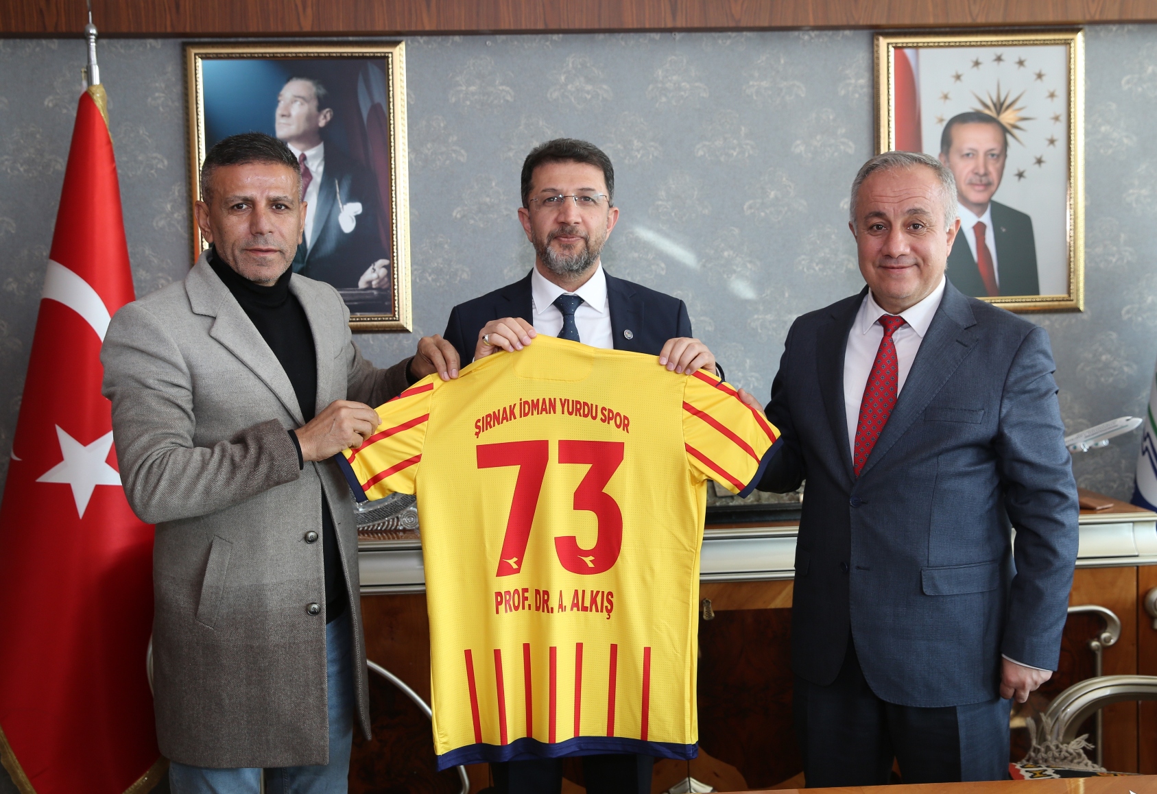 Şırnak İdman Yurdu Spor Futbol Kulüp Yönetiminden Rektörümüz Alkı...